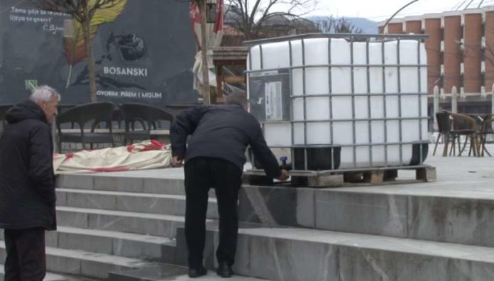 novi-pazar:-na-vise-lokacija-ponovo-postavljeni-kanisteri-sa-sredstvima-za-dezinfekciju