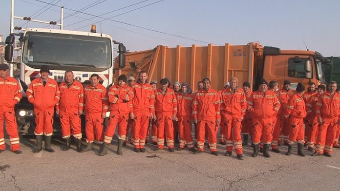 ho-“dijaspora-za-rodni-kraj”-donirala-uniforme-za-radnike-“cistoce”