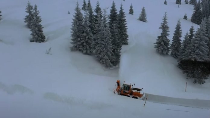 vredni-putari-preduzeca-“novi-pazar-–-put”-i-dalje-se-bore-da-odblokiraju-put-golija-–-raska-(video) vredni-putari-preduzeca-“novi-pazar-–-put”-i-dalje-se-bore-da-odblokiraju-put-golija-–-raska-(video)