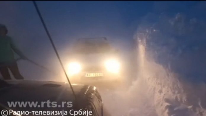 probijanje-kroz-mecavu-na-goliji,-izvucene-zavejane-ruskinje-i-jedan-mestanin