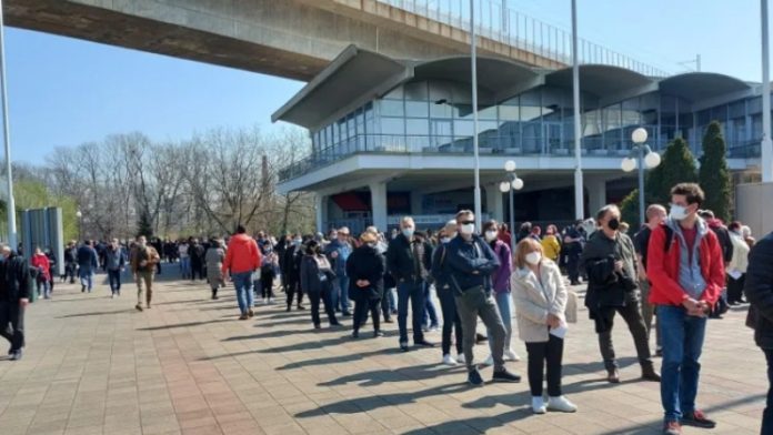 gradjani-bih-masovno-na-vakcinaciji-u-beogradu:-veliki-redovi,-ali-sve-funkcionise-besprijekorno gradjani-bih-masovno-na-vakcinaciji-u-beogradu:-veliki-redovi,-ali-sve-funkcionise-besprijekorno
