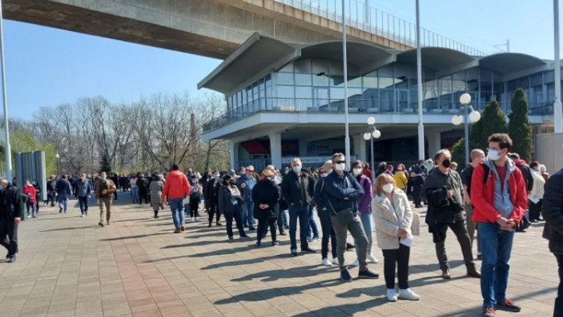 gradjani-bih-masovno-na-vakcinaciji-u-beogradu:-veliki-redovi,-ali-sve-funkcionise-besprijekorno