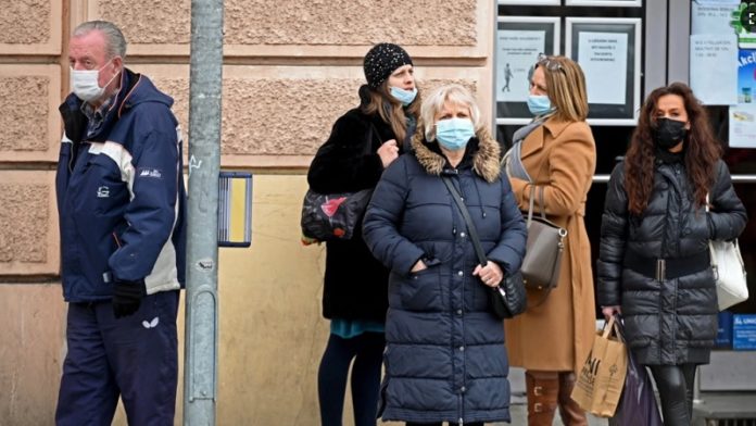 u-hrvatskoj-vise-od-1.300-novooboljelih,-preminula-21-osoba u-hrvatskoj-vise-od-1.300-novooboljelih,-preminula-21-osoba