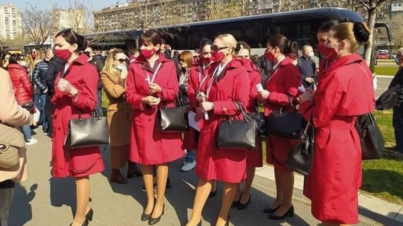 oglasile-se-albanske-stjuardese:-evo-sta-su-rekle-nakon-vakcinacije-u-beogradu