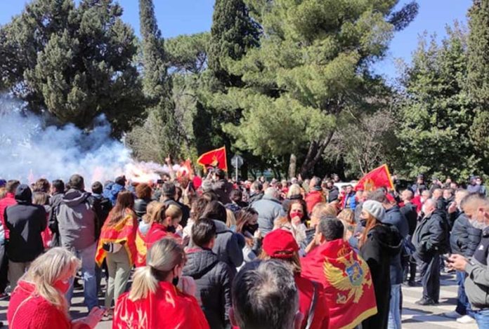 protesti-ispred-vlade:-podgorica-porucuje-nije-ovo-srbija,-dolje-izdajnici!