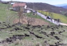 Klizište u selu Sitniče preseklo put kliziste-u-selu-sitnice-preseklo-put