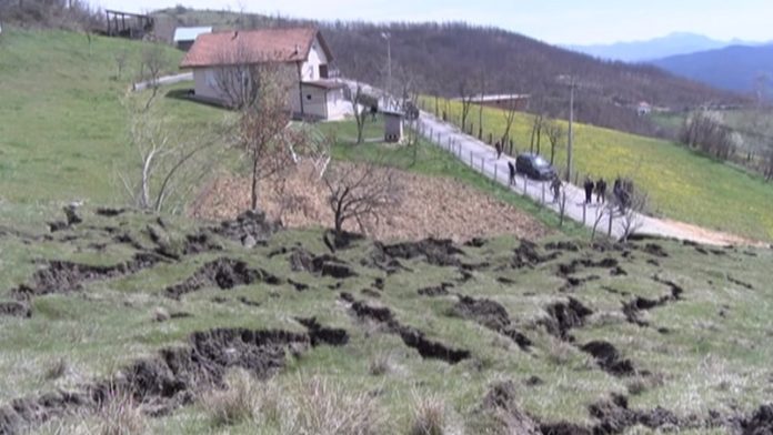 kliziste-u-selu-sitnice-preseklo-put