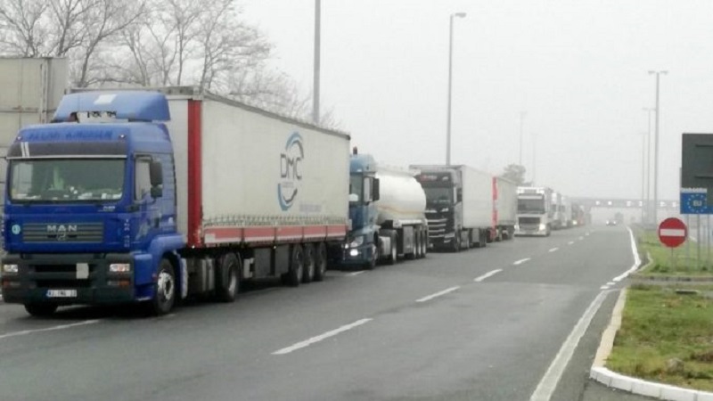 amss:-kamioni-na-granicnom-prelazu-batrovci-na-izlazu-cekaju-i-do-osam-sati