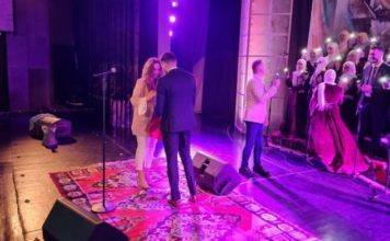 NESVAKIDAŠNJA PROSIDBA! Novopazarac na koncertu zaprosio Prijepoljku (VIDEO) nesvakidasnja-prosidba!-novopazarac-na-koncertu-zaprosio-prijepoljku-(video)