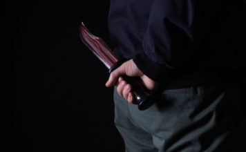 Detalji porodične tragedije u Novom Pazaru! BENJAMIN IŠETAO IZ KUĆE SA KRVAVIM NOŽEM U RUKAMA detalji-porodicne-tragedije-u-novom-pazaru!-benjamin-isetao-iz-kuce-sa-krvavim-nozem-u-rukama