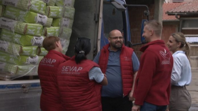 otvorena-ruka-i-sevap-donirali-140-dzakova-brasna-za-radnike-“gradske-cistoce” otvorena-ruka-i-sevap-donirali-140-dzakova-brasna-za-radnike-“gradske-cistoce”