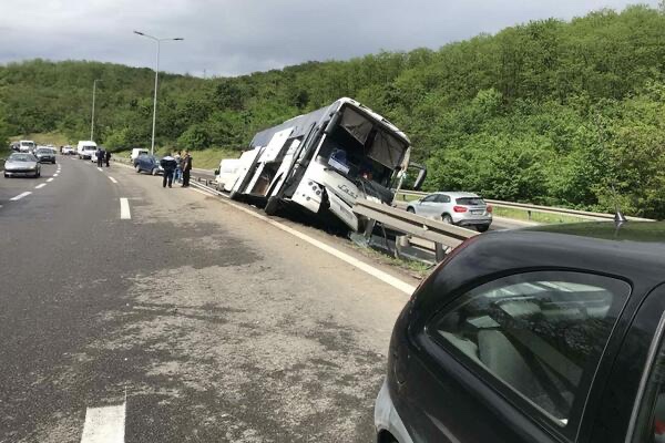 detalji-stravicnog-udesa:-devojka-iz-autobusa-na-liniji-beograd-novi-pazar-skocila-kroz-prozor