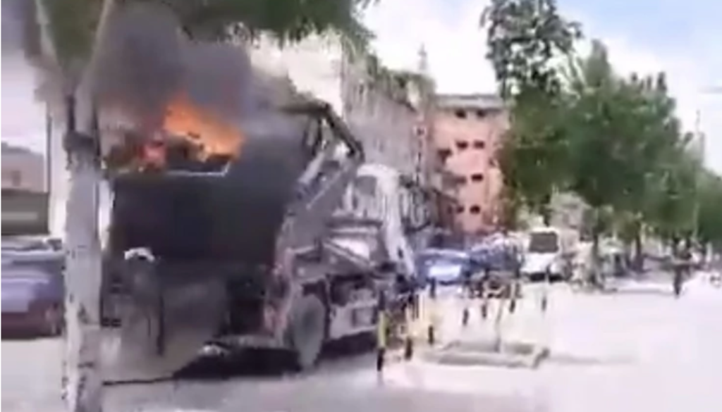 neverovatna-scena-u-novom-pazaru!-transport-kontejnera-u-plamenu-kroz-grad-(video)