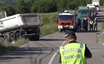 STRAVIČAN UDES KOMBIJA I KAMIONA KOD LOZNICE! Poginule četiri osobe stravican-udes-kombija-i-kamiona-kod-loznice!-poginule-cetiri-osobe