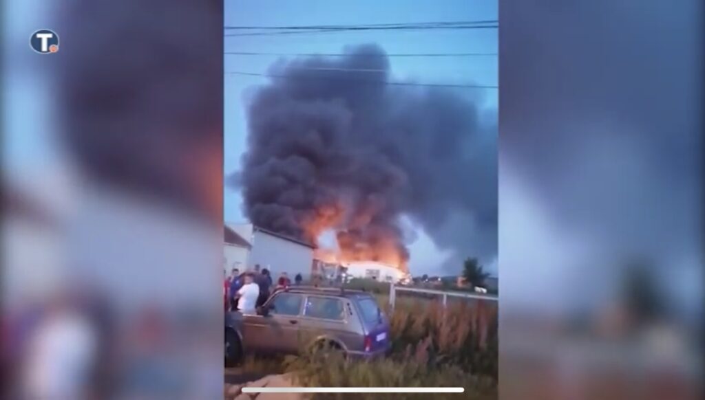 cacak:-serije-eksplozija-tokom-noci-i-jutra-na-delu-fabrike-za-skladistenje-i-cuvanje-municije-(video)