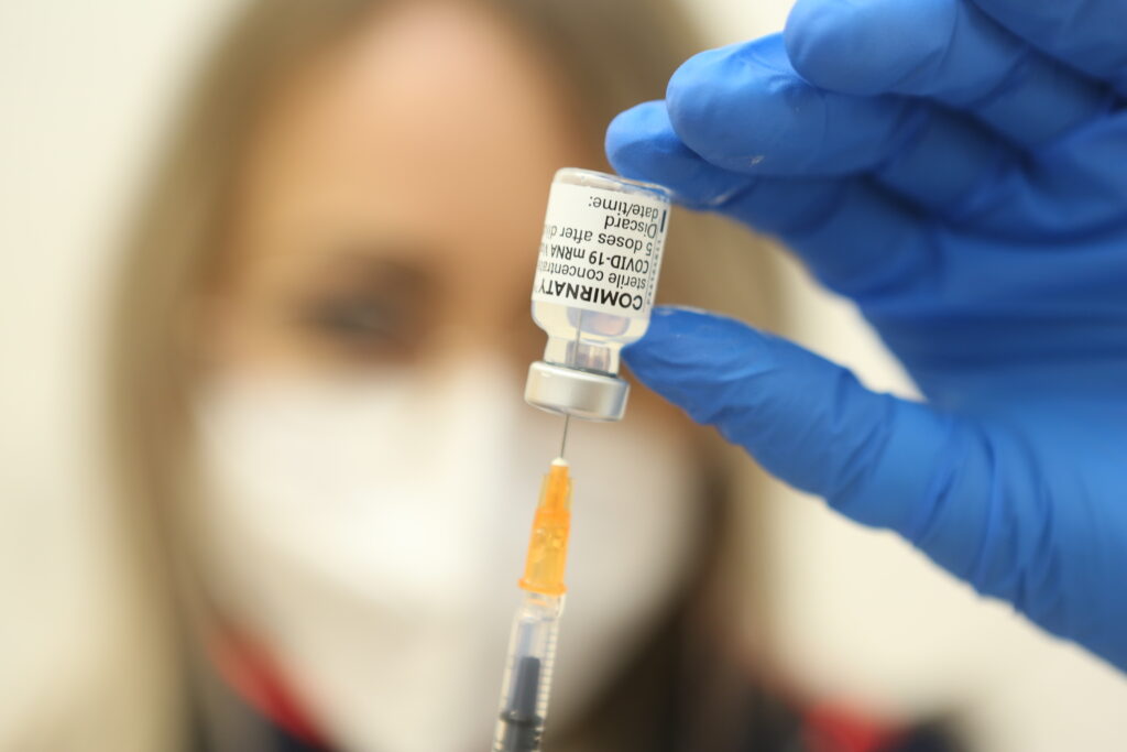 britanija-odobrila-fajzer-vakcinu-za-decu-od-12-do-15-godina