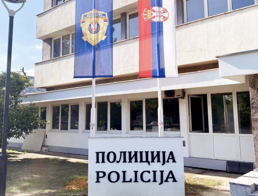 natpisi-na-zgradi-policijske-uprave-u-novom-pazaru-i-na-latinici
