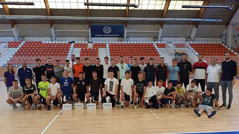 trofej-u-futsalu-pripao-osnovnoj-skoli-bratstvo