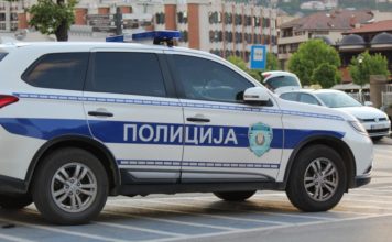 TUTINAC UHAPŠEN U RAŠKI! Od radnice apoteke u Čačku oteo 5.300 dinara, pa pokušao da opljačka kladionice tutinac-uhapsen-u-raski!-od-radnice-apoteke-u-cacku-oteo-5.300-dinara,-pa-pokusao-da-opljacka-kladionice