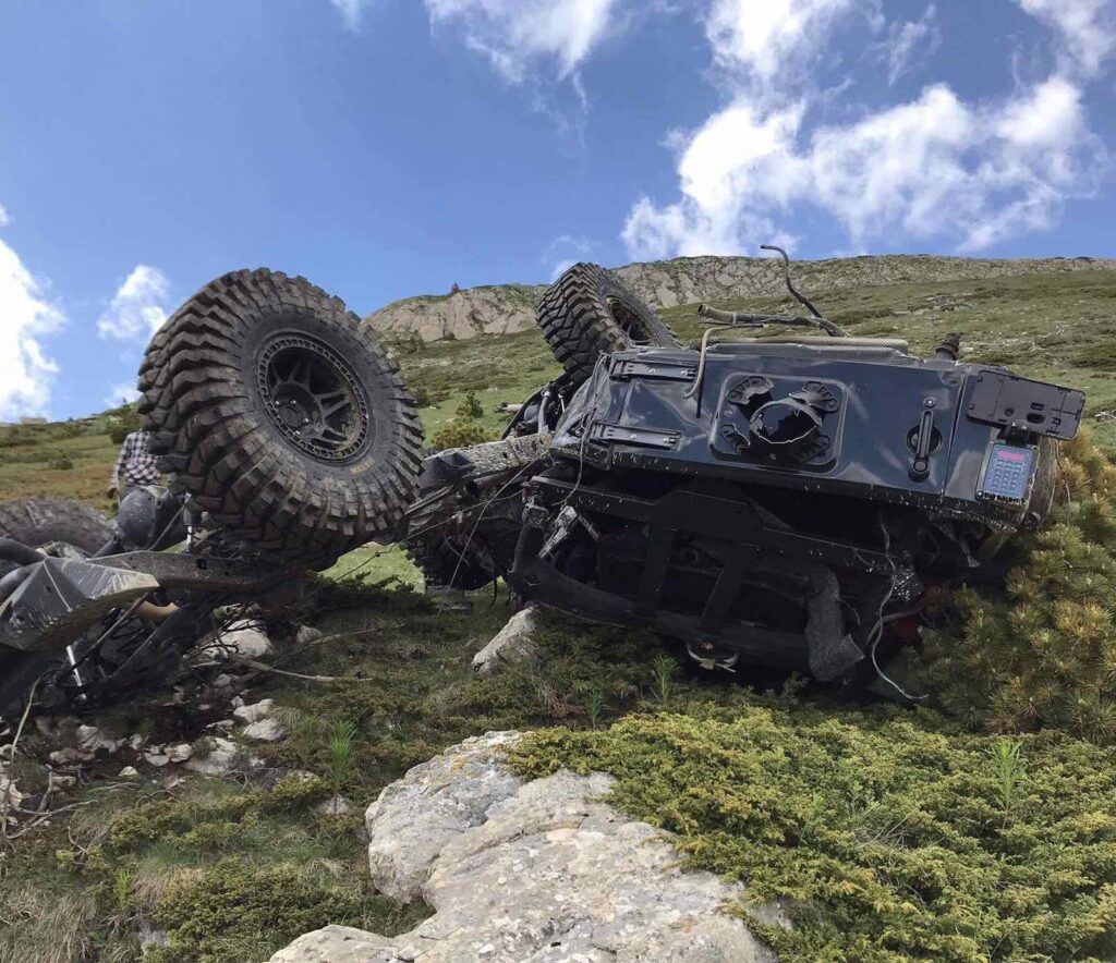 ovako-nesto-niste-videli!-“off-road”-automobil-se-bukvalno-raspao-nakon-prevrtanja-(video)