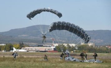 UMRO VOJNIK NA PEŠTERU! Naglo mu pozlilo, helikopterom prebačen u Kraljevo ali mu nije bilo spasa umro-vojnik-na-pesteru!-naglo-mu-pozlilo,-helikopterom-prebacen-u-kraljevo-ali-mu-nije-bilo-spasa