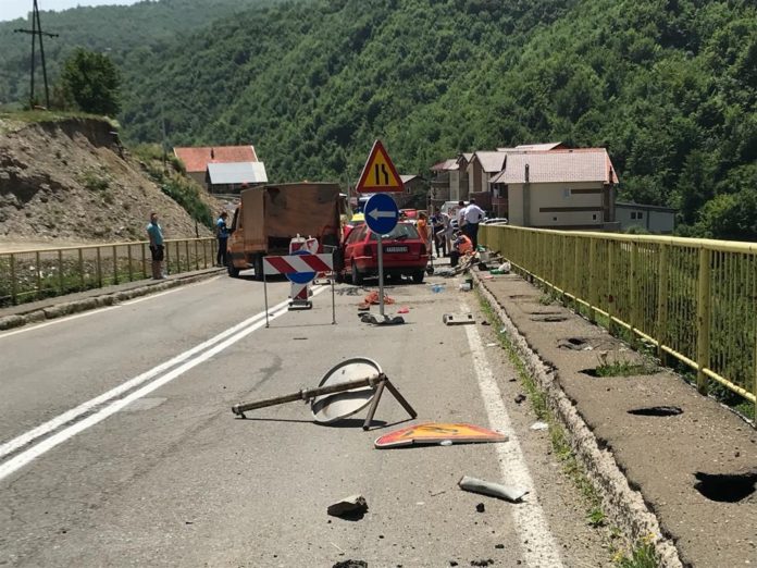 saobracajna-nesreca-na-putu-novi-pazar-–-ribarici!-automobil-udario-u-kamion,-dvoje-povredjenih