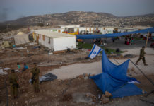 Jevrejski naseljenici upali u palestinsko selo u pratnji vojske i upucali mladića (20) u grudi jevrejski-naseljenici-upali-u-palestinsko-selo-u-pratnji-vojske-i-upucali-mladica-(20)-u-grudi