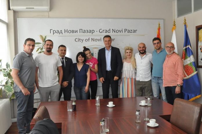 bisevac-ugostio-novopazarske-glumce!-najvece-priznanje-kao-najbolji-podstrek