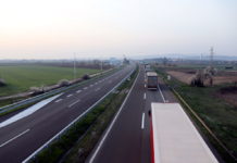 Prevrnuo se kamion na auto-putu E-75, povredjen vozač prevrnuo-se-kamion-na-auto-putu-e-75,-povredjen-vozac