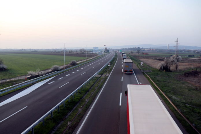 prevrnuo-se-kamion-na-auto-putu-e-75,-povredjen-vozac prevrnuo-se-kamion-na-auto-putu-e-75,-povredjen-vozac