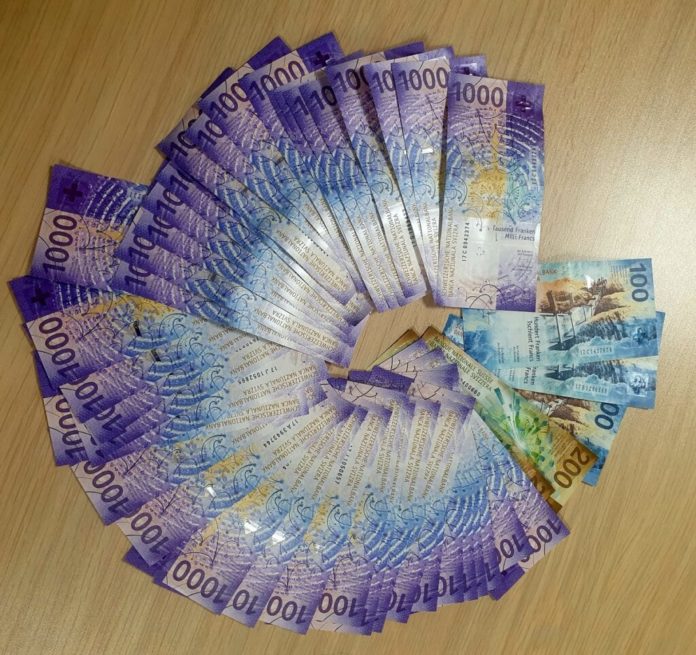 carinici-zaplenili-gotovo-44.000-franaka-sakrivenih-u-donjem-vesu carinici-zaplenili-gotovo-44.000-franaka-sakrivenih-u-donjem-vesu