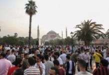 Hiljade ljudi klanjalo bajram-namaz u Aja Sofiji hiljade-ljudi-klanjalo-bajram-namaz-u-aja-sofiji