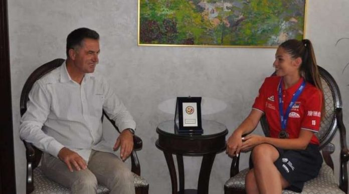 bisevac-ugostio-odbojkasicu-henu-kurtagic