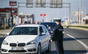 Uhapšen nakon što je kosovskim policajcima ponudio mito od 1000 dinara uhapsen-nakon-sto-je-kosovskim-policajcima-ponudio-mito-od-1000-dinara