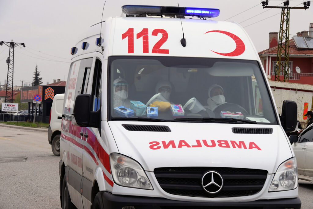 stravicna-nesreca-u-turskoj:-u-sudaru-autobusa-i-kamiona-poginulo-najmanje-devet-osoba,-30-povredjeno