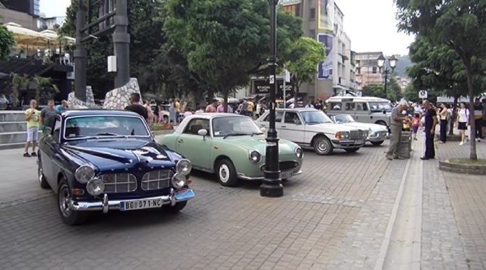 novopazarci-videli-izlozbu-starovremenskih-automobila