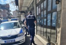 NOVI PAZAR: Kuća suspendovanog policijskog inspektora obasuta kamenjem novi-pazar:-kuca-suspendovanog-policijskog-inspektora-obasuta-kamenjem
