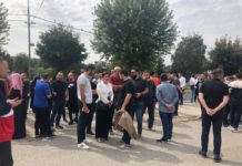 Protest podrške učiteljici ispred PU Novi Pazar (VIDEO) protest-podrske-uciteljici-ispred-pu-novi-pazar-(video)