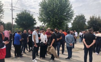 Protest podrške učiteljici ispred PU Novi Pazar (VIDEO) protest-podrske-uciteljici-ispred-pu-novi-pazar-(video)