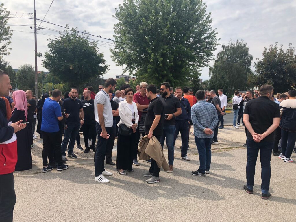 protest-podrske-uciteljici-ispred-pu-novi-pazar-(video)