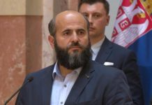 Zukorlić: Ovo je farsa! Adela Karaahmetović Melajac i Sulejman Uglanin izveli performans zukorlic:-ovo-je-farsa!-adela-karaahmetovic-melajac-i-sulejman-uglanin-izveli-performans