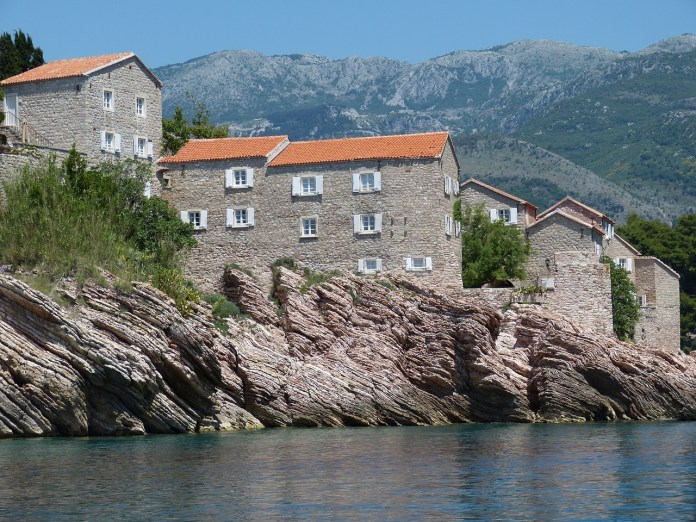 devojka-poginula-u-pokusaju-da-napravi-fotografiju-na-svetom-stefanu