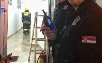 VATROGASCI I POLICIJA U ZGRADI U CENTRU NOVOG PAZARA! Osim jakog mirisa nije pronađeno ništa sumnjivo (FOTO) vatrogasci-i-policija-u-zgradi-u-centru-novog-pazara!-osim-jakog-mirisa-nije-pronadjeno-nista-sumnjivo-(foto)