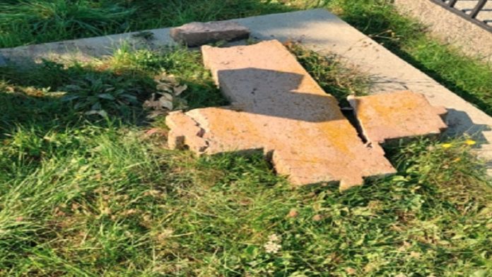 vernici-uznemirini-zbog-ostecenih-nadgrobnih-spomenika-na-novopazarskom-pravoslavnom-groblju-sestovo