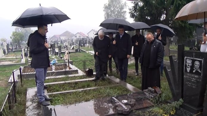 gradonacelnik-novog-pazara-sa-saradnicima-obisao-porusene-spomenike-na-pravoslavnom-groblju-sestovo