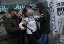 FOTO Privedena aktivistkinja Aida Ćorović jer je gađala mural Ratka Mladića foto-privedena-aktivistkinja-aida-corovic-jer-je-gadjala-mural-ratka-mladica