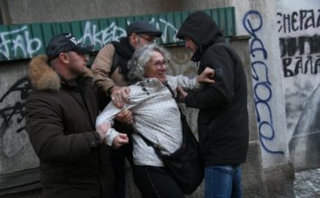 FOTO Privedena aktivistkinja Aida Ćorović jer je gađala mural Ratka Mladića foto-privedena-aktivistkinja-aida-corovic-jer-je-gadjala-mural-ratka-mladica