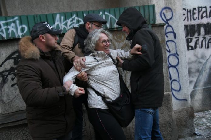 foto-privedena-aktivistkinja-aida-corovic-jer-je-gadjala-mural-ratka-mladica