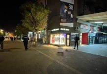 Muškarac pokušao da uništi tablu Aćifu Efendiji! Došlo do incidenta (FOTO) muskarac-pokusao-da-unisti-tablu-acifu-efendiji!-doslo-do-incidenta-(foto)