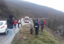 Automobil sletio s litice na obalu Lima automobil-sletio-s-litice-na-obalu-lima